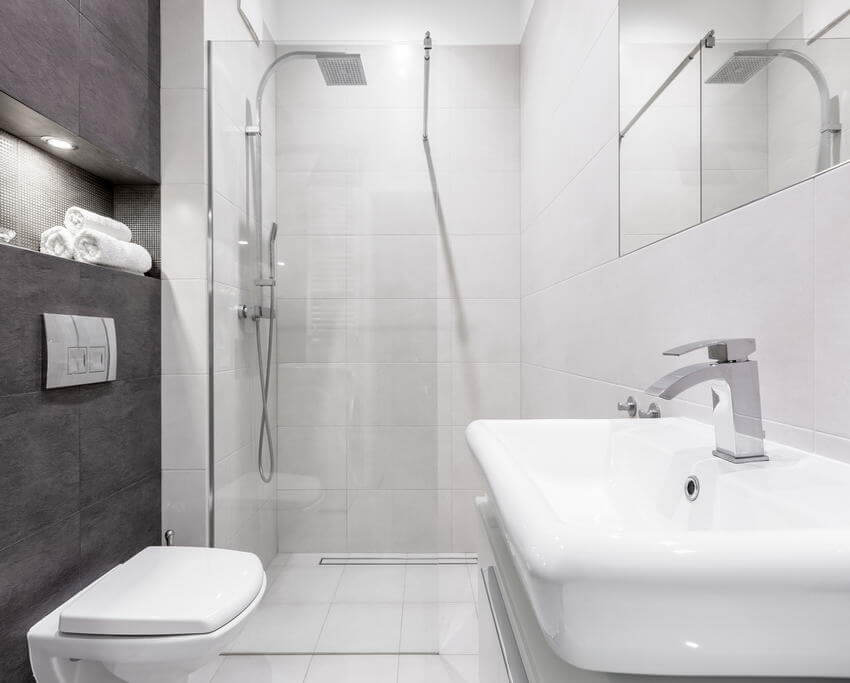 Silikondichtung in Dusche und Sanitärbereich, modernes Badezimmer