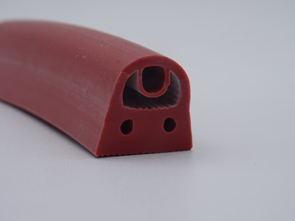 Rotes Silikon-Dichtprofil mit mehreren Hohlkammern und Rippen
