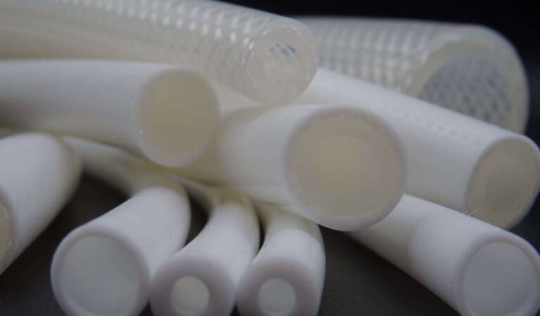 Verschiedene transparente Silikonschläuche und Gewebeschläuche
