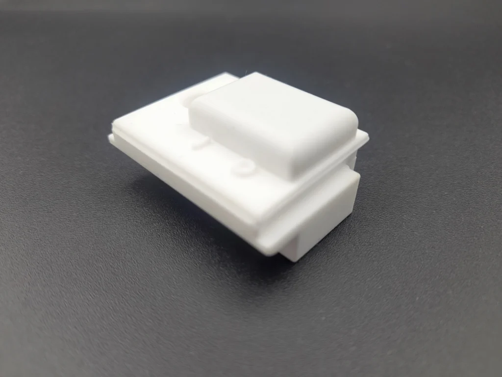 Silikonformteil mit Schaltergeometrie auf schwarzem Untergrund