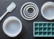 Lebensmittelechtes Silikon — Spatel, Backformen, Dichtungsringe und Eiswürfelform aus platinvernetztem Silikon